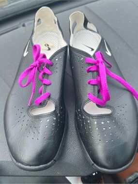 Nike Black Leather Women’s Slip-On Flats with Bright Pink Laces